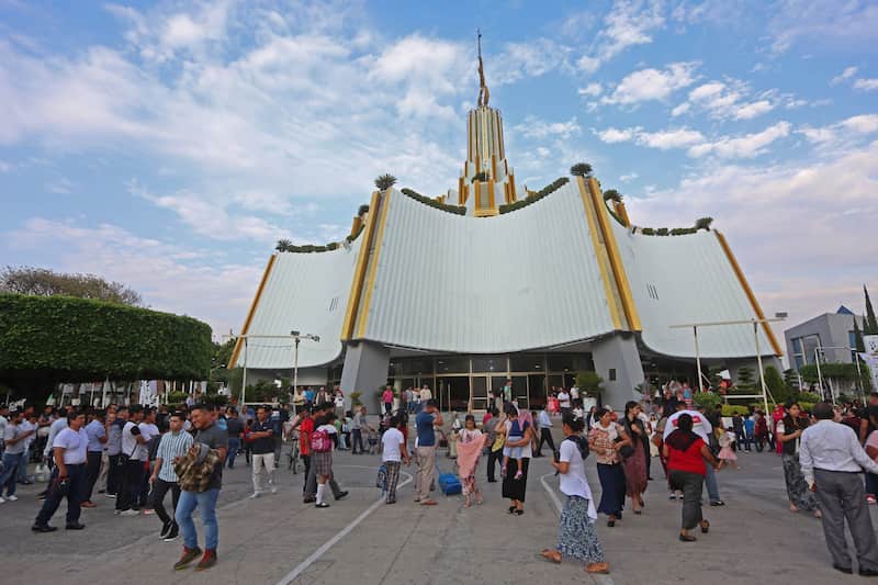 Iglesia de la Luz del Mundo. Aspectos de la Iglesia de la Luz del Mundo con fieles.