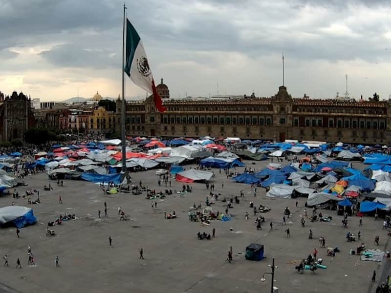 Maestros de la CNTE despejan el Zócalo Maestros de la CNTE despejan el Zócalo