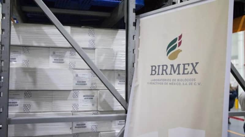 Birmex, Secretaría Anticorrupción y Buen Gobierno Birmex logo y un anaquel con medicamentos