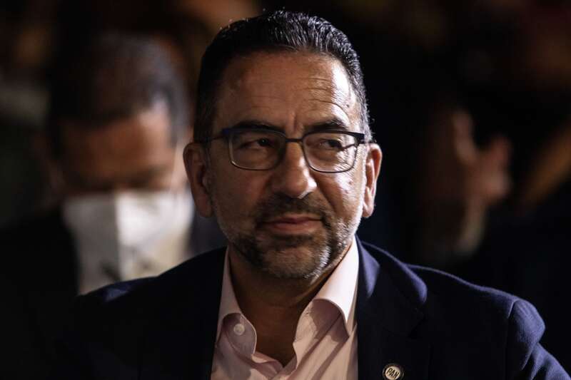 Javier Lozano defiende a Layda Sansores y Jorge Lavalle. Javier Lozano durante la develación de la placa por los 50 años del edificio de la alcaldía