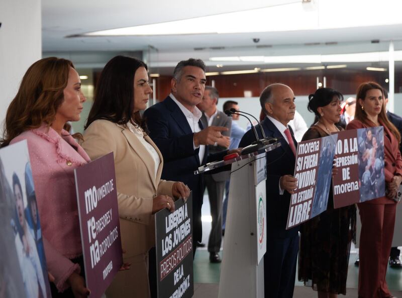 Los senadores del PRI exigieron la liberación de los jóvenes detenidos Alito Moreno