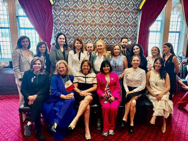 Martha Delgado es reconocida por el G100 en el Parlamento británico. Imagen promocional