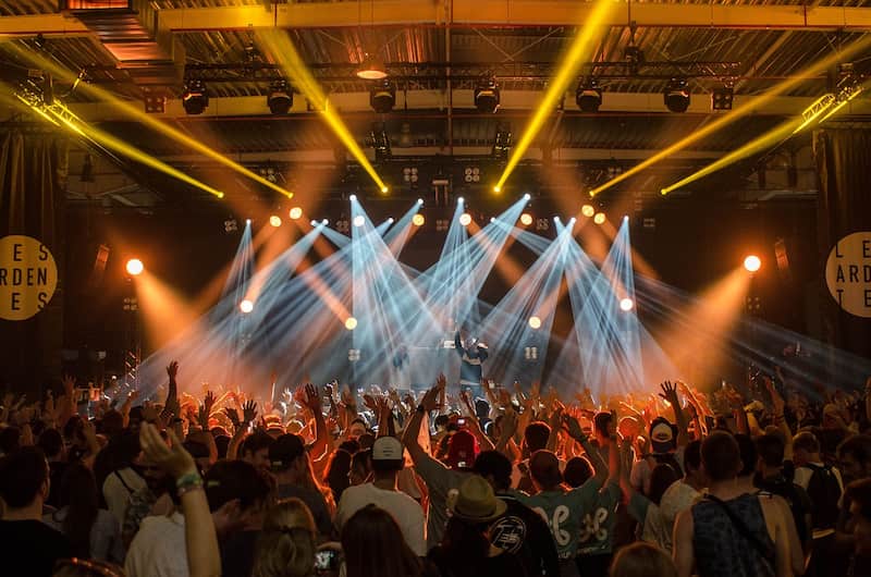 Te contamos cuales son los conciertos gratuitos con más asistentes en el mundo Personas en un concierto