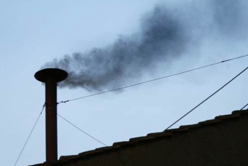 Chimenea de la Capilla Sixtina saca humo negro, cardenales aún no definen al nuevo papa. Chimenea de la Capilla Sixtina saca humo negro, cardenales aún no definen al nuevo papa.