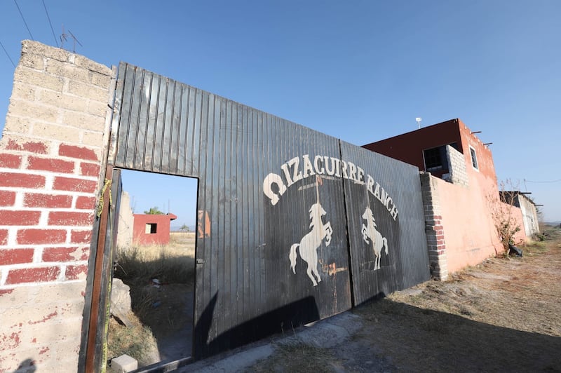 La Fiscalía del Estado de Jalisco difundió imágenes de las prendas y zapatos localizados en el rancho Izaguirre. Rancho Izaguirre