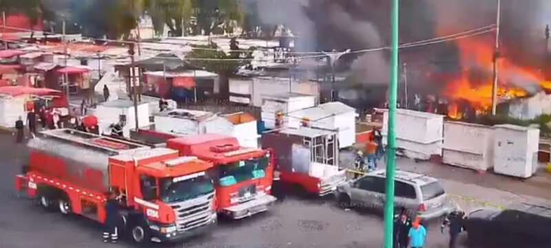 Incendio en inmediaciones del Metro Lindavista Camiones de bomberos a los alrededores del Metro Lindavista