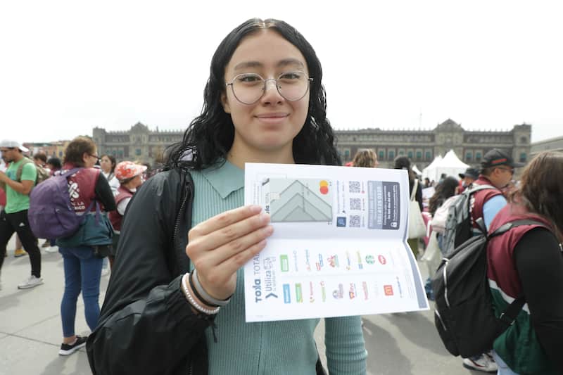 Joven universitaria recibe apoyo de Beca para Universitarios para Transporte y MÁS Joven universitaria recibe apoyo de Beca para Universitarios para Transporte y MÁS