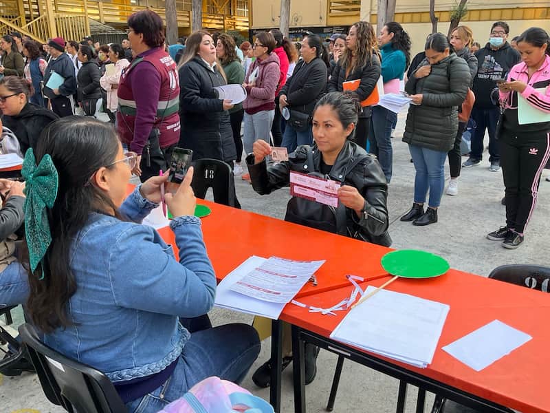 Autoridades entregan a padres de familia las tarjetas de la Beca Universal Rita Cetina. Entrega de las tarjetas de la Beca Universal Rita Cetina.