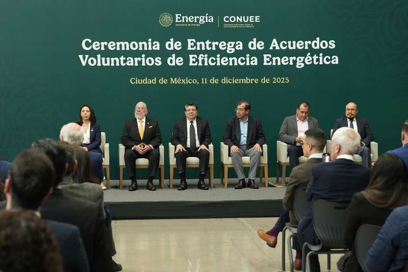 Acto en donde la Sener firma acuerdo voluntario con empresas Acto en donde la Sener firma acuerdo voluntario con empresas