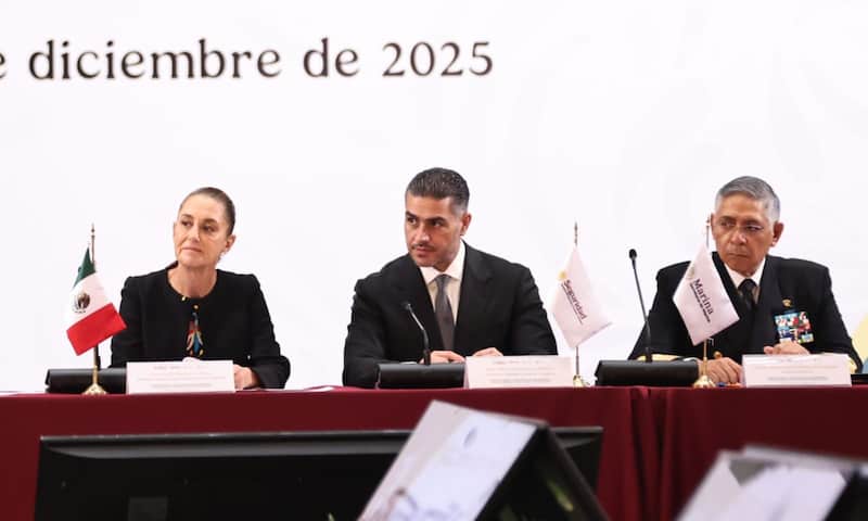 El secretario de Seguridad y Protección Ciudadana, Omar García Harfuch, presentó hoy en la LII Sesión Ordinaria del Consejo Nacional de Seguridad Pública el Acuerdo Nacional Contra la Extorsión, un esfuerzo para enfrentar este delito con “mayor rigor técnico y mejores instrumentos institucionales”. tres personas sentadas en un estrado