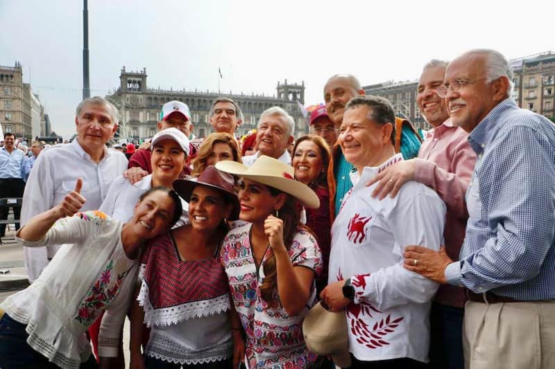 Gobernadores de Morena con AMLO y la presidenta Claudia Sheinbaum durante evento en el Zócalo. Gobernadores de Morena con AMLO y la presidenta Claudia Sheinbaum durante evento en el Zócalo.