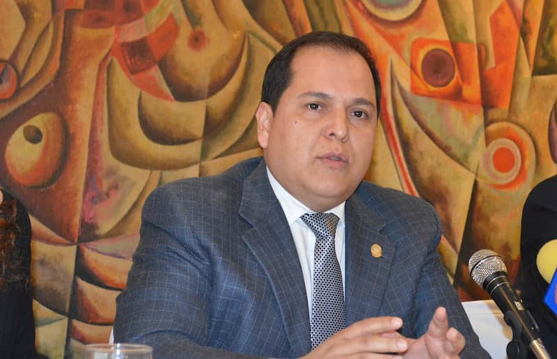 Luis Armando Córdova. Córdova Díaz en una rueda de prensa.