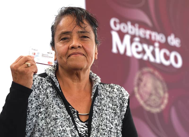 Esta es la fecha del registro Una mujer recibe su tarjeta