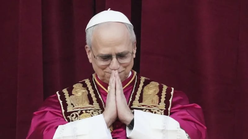 papa-leon-xiv-orando