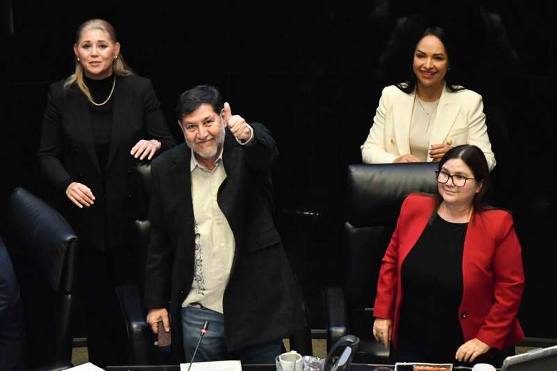 Gerardo Fernández Noroña, presidente de la mesa directiva, y los vicepresidentes: Jorge Carlos Ramírez Marín e Imelda Castro, y las secretarias: Verónica Noemí Camino, y Lizeth Sánchez García. Gerardo Fernández Noroña, presidente de la mesa directiva, y los vicepresidentes: Jorge Carlos Ramírez Marín e Imelda Castro, y las secretarias: Verónica Noemí Camino, y Lizeth Sánchez García.