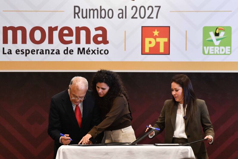 CIUDAD DE MÉXICO, 28ENERO2026.- Luisa María Alcalde, dirigente nacional de Morena; Karen Castrejón, dirigente del PVEM, y Alberto Anaya, dirigente del PT, en conferencia en la que reafirmaron la alianza política entre dichos partidos y firmaron la declaratoria "La transformación más fuerte que nunca" rumbo al 2027.
FOTO: MARIO JASSO/CUARTOSCURO.COM Morena y Aliados Reforma Electoral