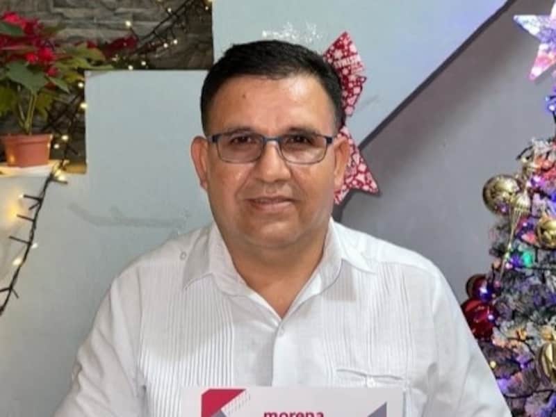 Germán Anuar Valencia, candidato asesinado de Morena Germán Anuar Valencia sonriendo frente a un árbol de navidad