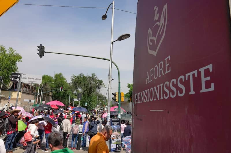 El ISSSTE ha detallado punto por punto lo que ofrece a los docentes de la CNTE El magisterio en una protesta en la CDMX para exigir condiciones dignas a su jubilación