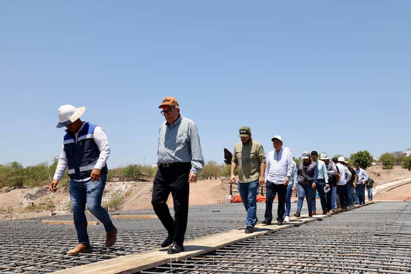 Rubén Rocha, gobernador de Sinaloa. Rubén Rocha, gobernador de Sinaloa, durante la supervisión del avance de obra del puente Santa Fe.