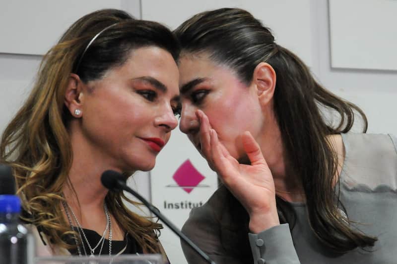 Carla Humphrey y Dania Ravel. Las consejeras electorales del INE dialogando.