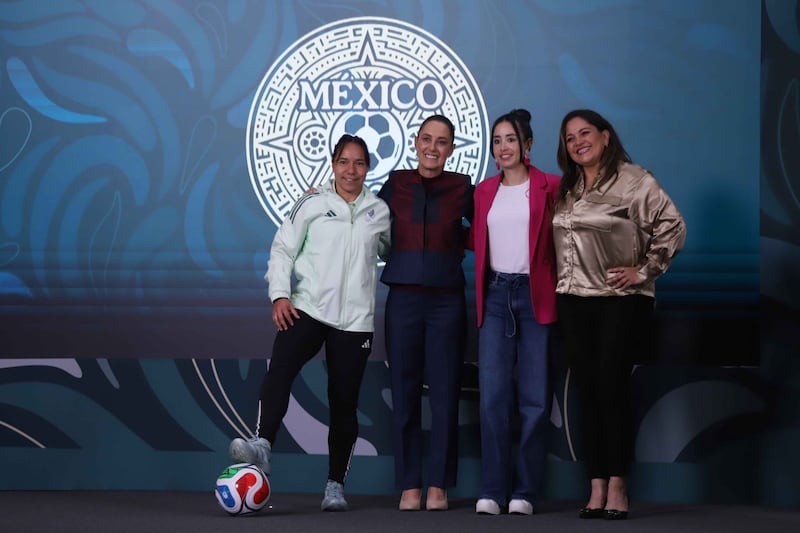 Charlyn Corral, la árbitra Katia Itzel García y la periodista deportiva Gabriela Fernández de Lara