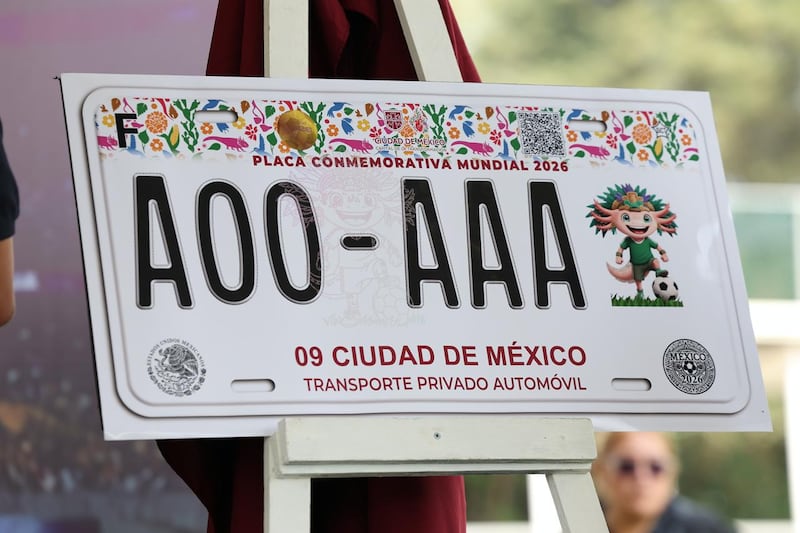La Jefa de Gobierno de la Ciudad de México, Clara Brugada, lanzó una nueva matrícula especial de $1,500 pesos por el Mundial 2026. Placa Conmemorativa