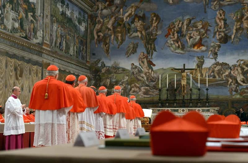 Cardenales participarán en el cónclave para elegir al nuevo papa en la Capilla Sixtina el próximo 7 de mayo. Cardenales en procesión en la Capilla Sixtina