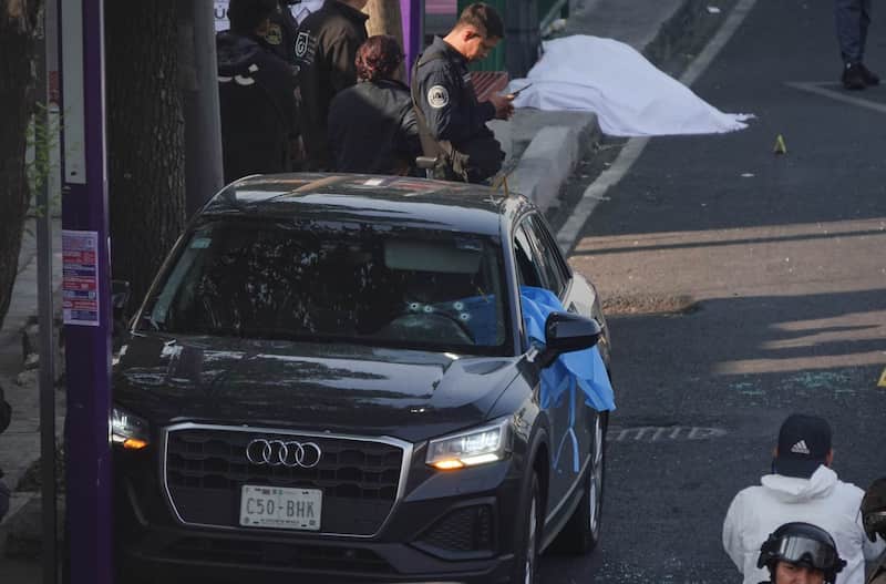 Carro en el que viajaban Ximena Guzmán y José Muñoz. Aspectos de automóvil baleado sobre Calzada de Tlalpan.