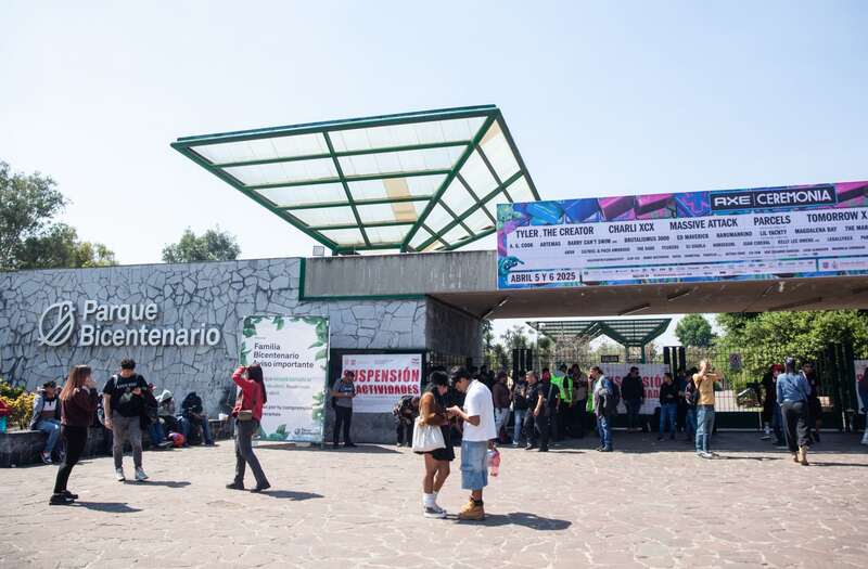 Al rededor de las 2:30 am trabajadores de la alcaldía Miguel Hidalgo clausuraron las puertas principales del Parque Bicentenario y las actividades del festival Axe Ceremonia luego de que colapsara una estructura metálica en el recinto dejando dos muertos. Al rededor de las 2:30 am trabajadores de la alcaldía Miguel Hidalgo clausuraron las puertas principales del Parque Bicentenario y las actividades del festival Axe Ceremonia luego de que colapsara una estructura metálica en el recinto dejando dos muertos.