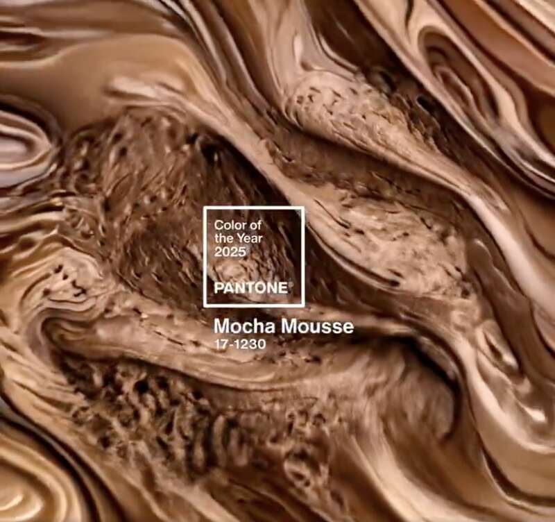 El Pantone Color Institute eligió al color Mocha Mousse como el color del año 2025. El Pantone Color Institute señala que el color Mocha Mousse es un color marrón intenso y cálido inspirado en el chocolate y el café.