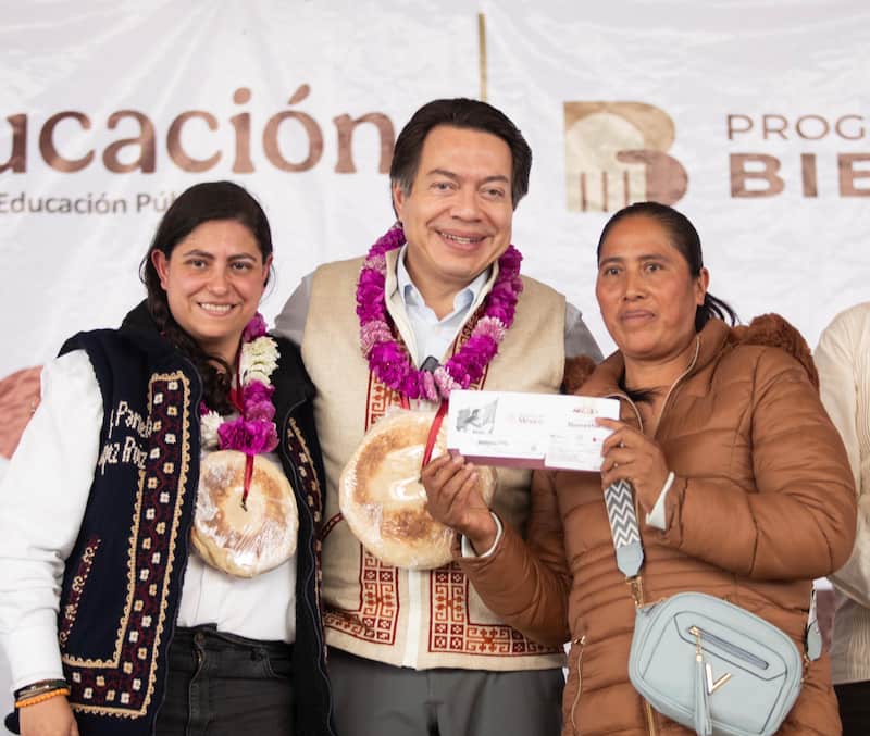 En 2025, el programa La Escuela es Nuestra (LEEN) mejoró la infraestructura de 74 mil 250 planteles en todo el país, con lo que se benefició a 8.1 millones de alumnas y alumnos, quienes ahora cuentan con espacios seguros y dignos para recibir sus aprendizajes, informó el secretario de Educación Pública, Mario Delgado Carrillo. Hombre y dos mujeres posando para foto