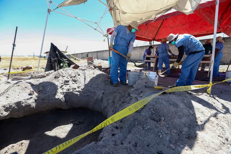 La Fiscalía del Estado de Jalisco realizó una jornada de trabajo junto con integrantes del colectivo Guerreros Buscadores de Jalisco el 13 de marzo de 2025 en el Rancho Izaguirre, con el fin de verificar si habías más restos humanos. Las autoridades han descartado que aquí hubiera estructuras que fungieran como crematorios, aunque los buscadores afirmaron que si había restos humanos quemados cuando ellos llegaron al lugar hace una semana. Hasta el momento se ha confirmado que podría ser un campo de adestramiento del grupo criminal CJNG. Ayer se realizó una jornada de luto nacional por todas las víctimas que han perecido en este tipo de campos a lo largo de todo el país. La fiscalía de jalisco no ha precisado un número exactos de víctimas que pudieron ser asesinados en este predio, pero se cuentan por decenas los pares de zapatos y ropa que están ahí abandonados, y que vislumbra el número de todas las personas que en algún momento habitaron el lugar. La Fiscalía del Estado de Jalisco realizó una jornada de trabajo junto con integrantes del colectivo Guerreros Buscadores de Jalisco el 13 de marzo de 2025 en el Rancho Izaguirre, con el fin de verificar si habías más restos humanos. Las autoridades han descartado que aquí hubiera estructuras que fungieran como crematorios, aunque los buscadores afirmaron que si había restos humanos quemados cuando ellos llegaron al lugar hace una semana. Hasta el momento se ha confirmado que podría ser un campo de adestramiento del grupo criminal CJNG. Ayer se realizó una jornada de luto nacional por todas las víctimas que han perecido en este tipo de campos a lo largo de todo el país. La fiscalía de jalisco no ha precisado un número exactos de víctimas que pudieron ser asesinados en este predio, pero se cuentan por decenas los pares de zapatos y ropa que están ahí abandonados, y que vislumbra el número de todas las personas que en algún momento habitaron el lugar.