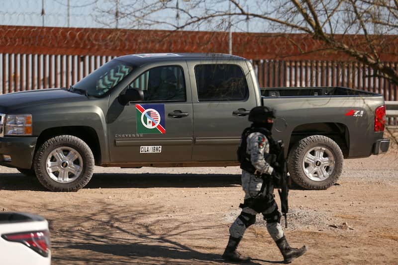 Patrulla en la zona fronteriza. Un guardia recorriendo la zona de la frontera entre México y EUA con una patrulla detrás de él.