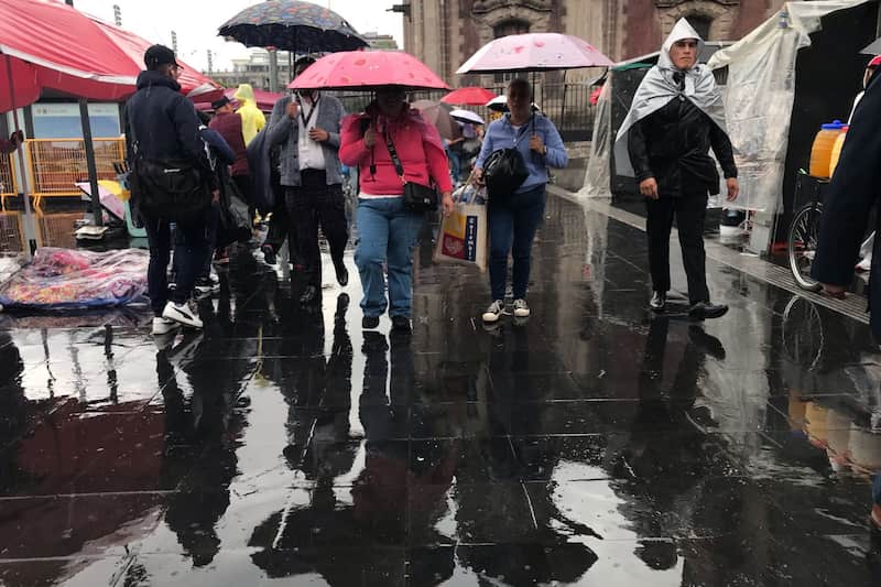 Continúan las lluvias en la capital del país provocadas por la cercanía del huracán Erick próximo a tocar tierra en costas de Oaxaca y Guerrero. Los habitantes salen con paraguas e impermeables a realizar sus labores cotidianas. Imagen promocional