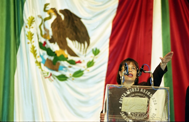 Rosario Robles durante la protesta como nueva jefa del gobierno del en ese entonces Distrito Federal