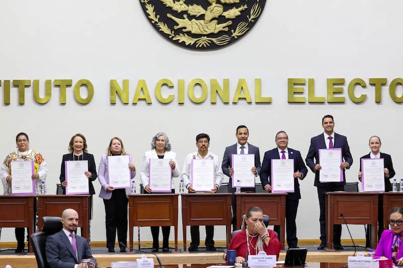El INE entregó las constancias de mayoría a los nuevos integrantes de la Suprema Corte Entrega de constancias a candidatos para la SCJN en el INE