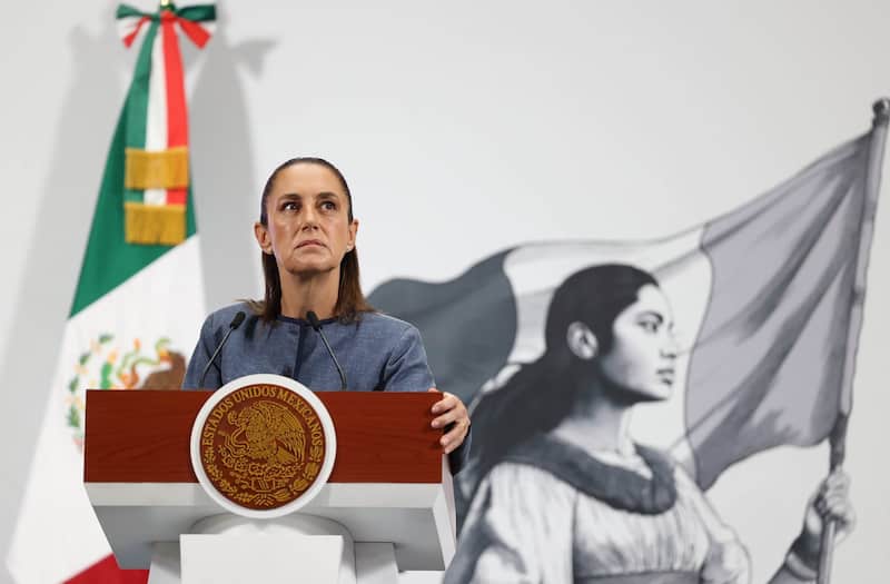 Claudia Sheinbaum, Presidenta de México, al iniciar la Conferencia del Pueblo donde ofreció un mensaje para señalar que su gobierno no era de acuerdo con las redadas que el gobierno estadounidense está realizando para detener a migrantes en Los Ángeles. Imágen de Claudia Sheinbaum