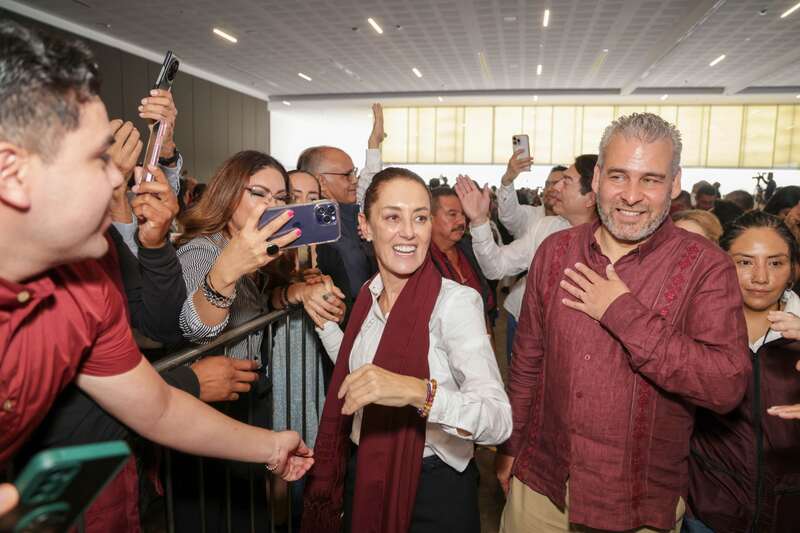 Alfredo Ramírez Bedolla, gobernador de Michoacán, y la presidenta, Claudia Sheinbaum. Alfredo Ramírez Bedolla, gobernador de Michoacán, acompañó a Claudia Sheinbaum Pardo, potencial candidata de Morena-PT-PVEM a la Presidencia de la República en 2024, quien firmó el Acuerdo de Unidad para la Transformación, en el Centro de Convenciones y Exposiciones de Morelia, 2023.