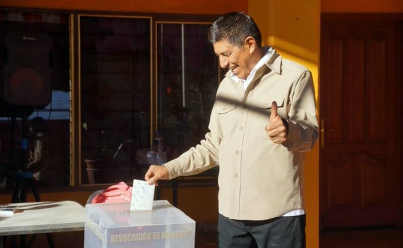 El gobernador de Oaxaca, Salomón Jara Cruz, afirmó que acatará la voluntad de la ciudadanía tras emitir su sufragio en una jornada de revocación de mandato que calificó como histórica para el estado. Salomón Jara