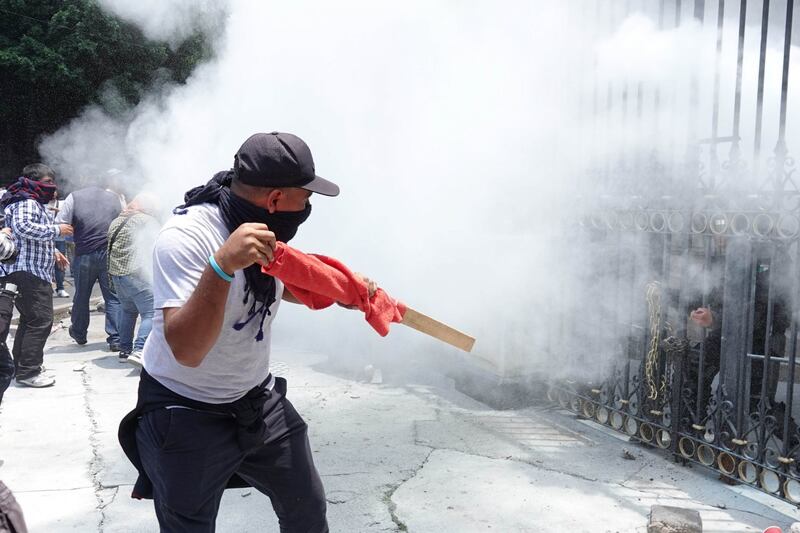 CNTE frente a oficinas de Segob