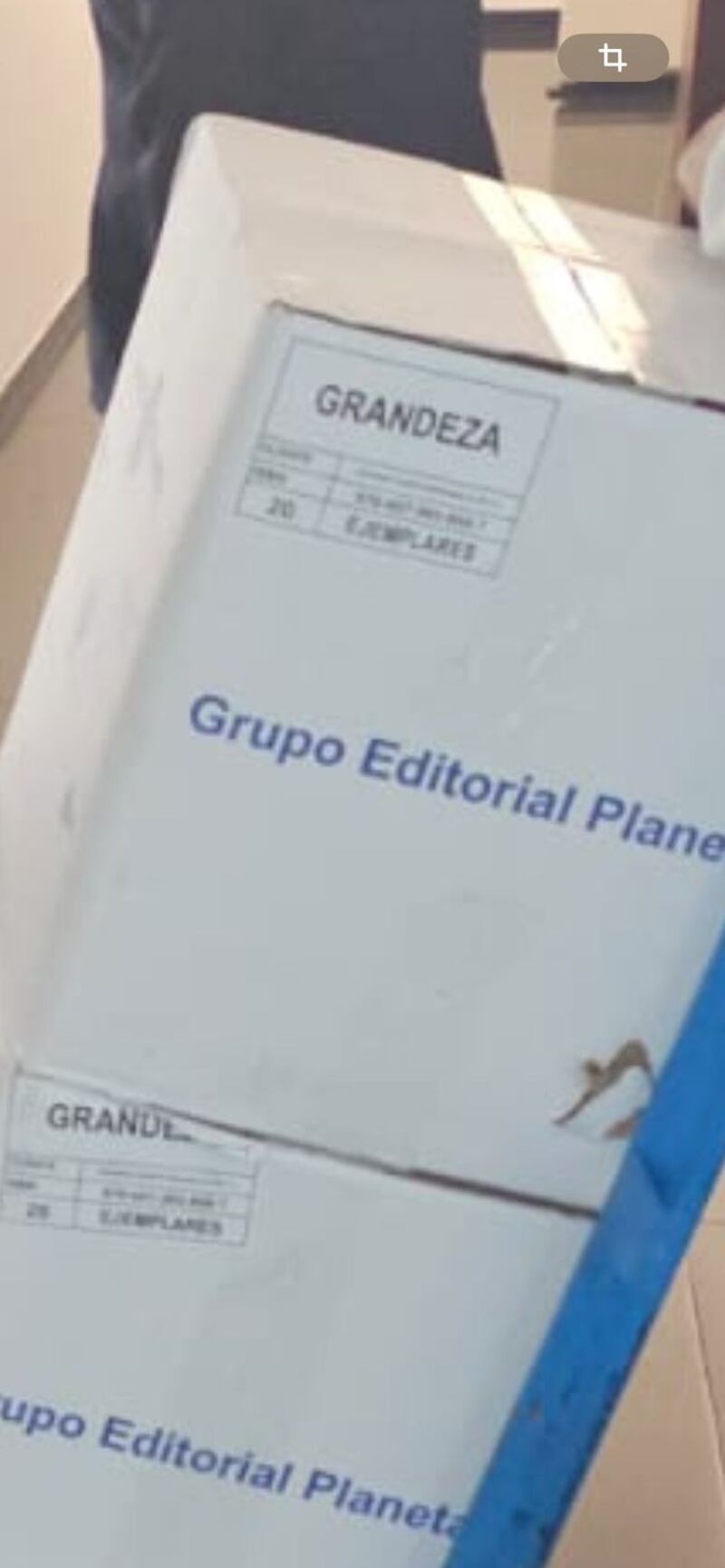 Trabajadores entregaron libros de AMLO a Senadores que regalarán Senadores regalaran libros de AMLO