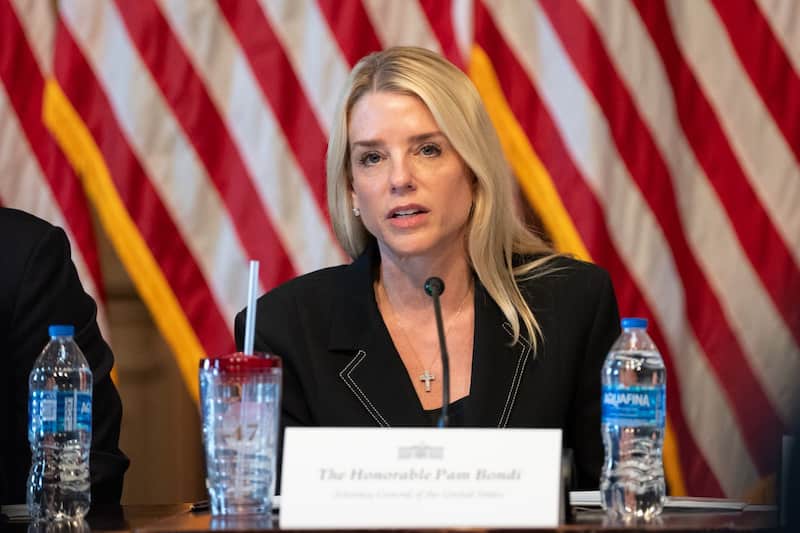Pam Bondi, funcionaria estadounidense, incluyó a la nación mexicana dentro de la lista de países de los cuales “no se dejarán intimidar”. Imágen de Pam Bondi en conferencia de prensa.