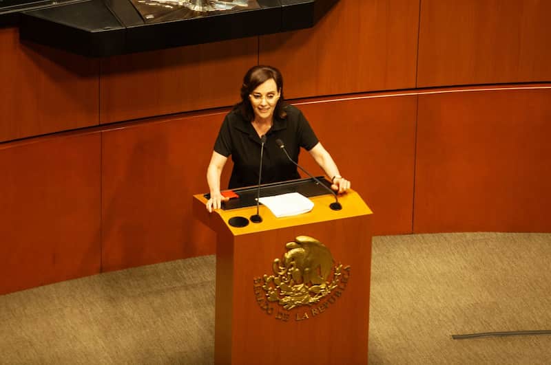 La senadora hace la propuesta tras el homicidio de los colaboradores de Clara Brugada Lilly Téllez toma la palabra durante una sesión en el Senado