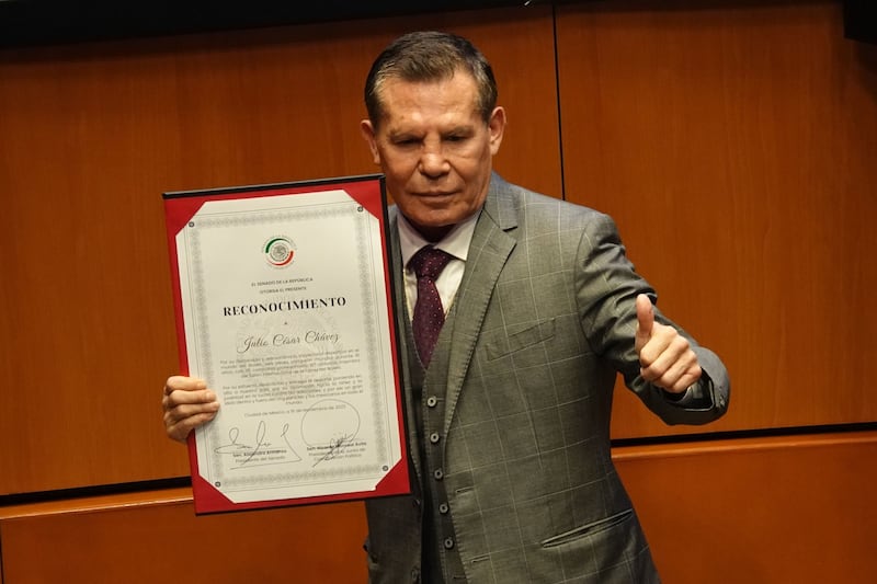Julio César Chávez en el Senado de la República
