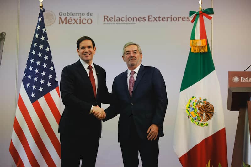 El titular de la Secretaría de Relaciones Exteriores (SRE), Juan Ramón de la Fuente, destacó la cooperación con respeto a la soberanía entre México y Estados Unidos. Imagen de Marco Rubio y Juan Ramón de la Fuente
