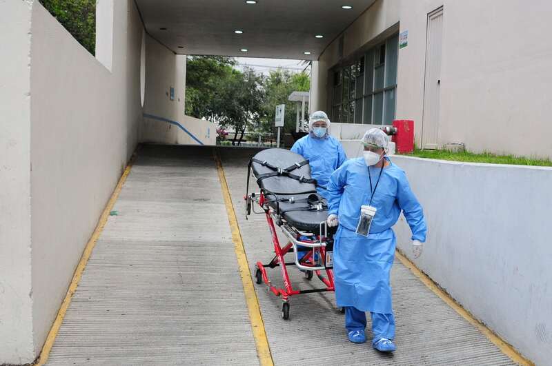 14 países han legalizado la muerte asistida. Médicos del hospital trasladan a paciente.