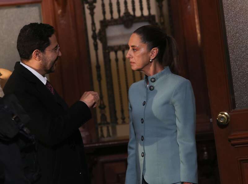 Martí Batres y Claudia Sheinbaum dialogan al término de la Conferencia del Pueblo. Martí Batres y Claudia Sheinbaum dialogan al término de la Conferencia del Pueblo.