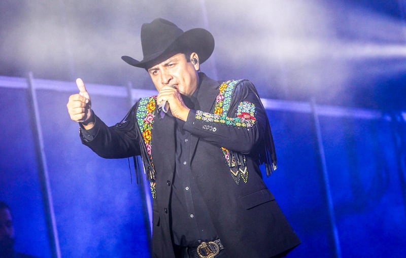 julion-alvarez-cantando
