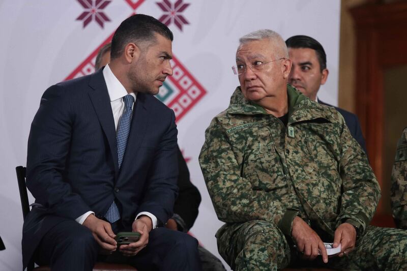 CIUDAD DE MÉXICO, 09DICIEMBRE2025.- Omar García Harfuch, secretario de Seguridad Ciudadana, y Ricardo Trevilla Trejo, secretario de la Defensa Nacional, conversaron durante la conferencia del pueblo en Salón Tesorería en Palacio Nacional.
FOTO: GRACIELA LÓPEZ/CUARTOSCURO.COM Omar García Harfuch