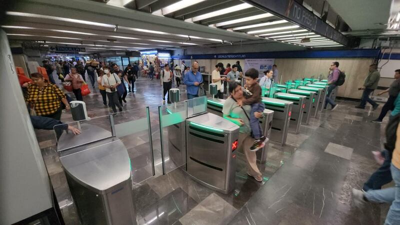 El STC Metro finalizó la instalación y puesta en marcha de nuevos pasillos motorizados en la estación Zócalo-Tenochtitlán de la Línea 2. Metro Línea 2